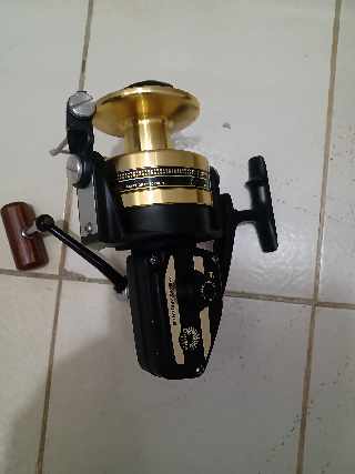 Foto 1 - Molinete daiwa bg90